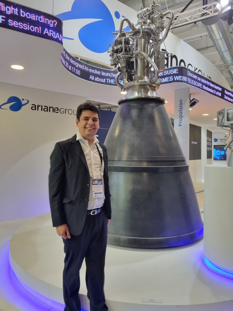 Esteban Jiménez Sánchez junto a un motor VINCI de ArianeGroup, IAC 2022 (París)