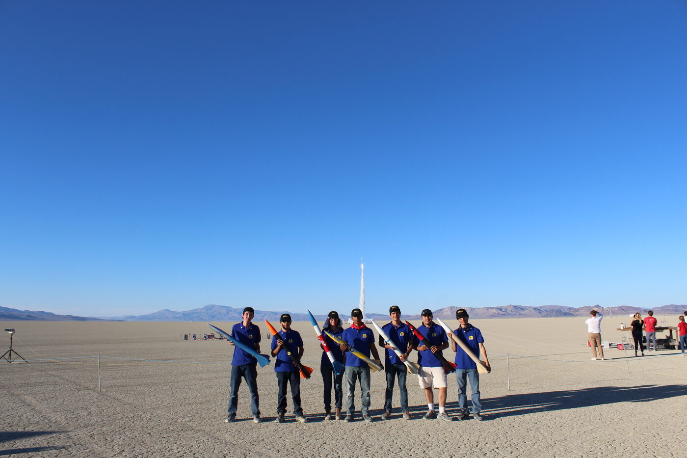 Equipo del GIA en Black Rock Desert, con un cohete despegando de fondo
