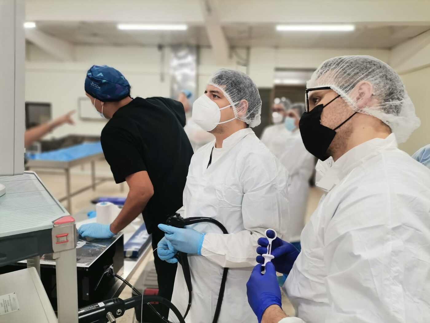 Con compañeros del equipo, probando un endoscopio y el mango de un dispositivo de Boston Scientific ya establecido en el mercado