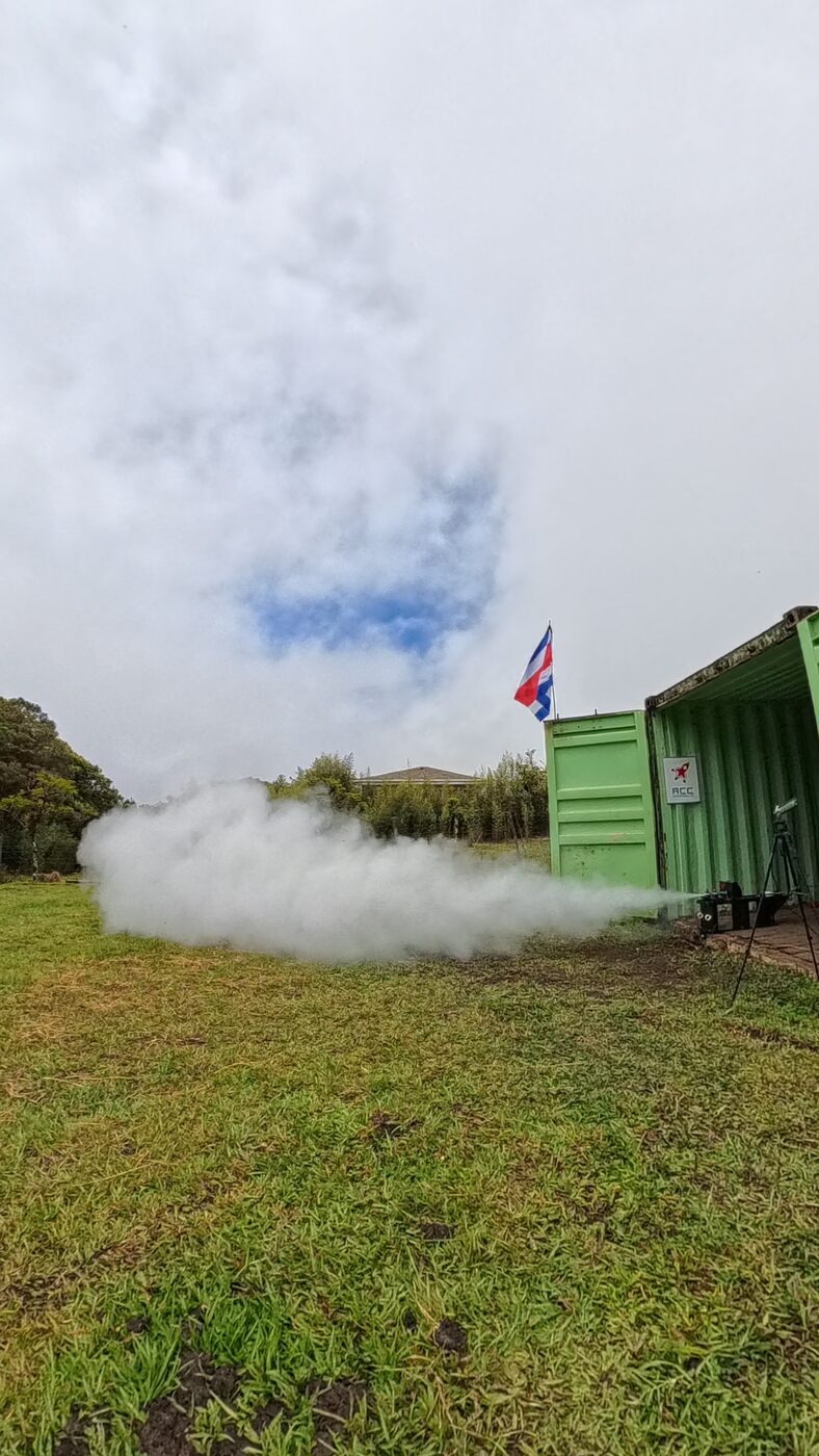 Motor encendido durante una jornada de prueba, frente a la bodega de la ACC