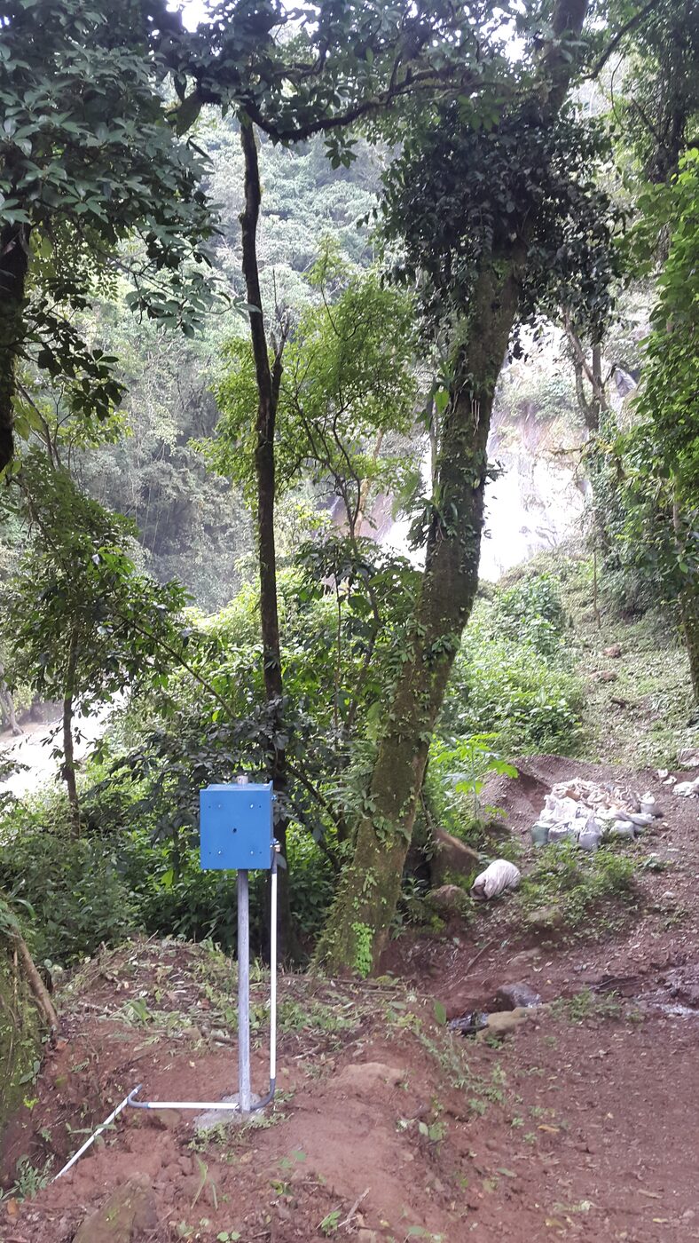 Estación de medición instalada junto al río