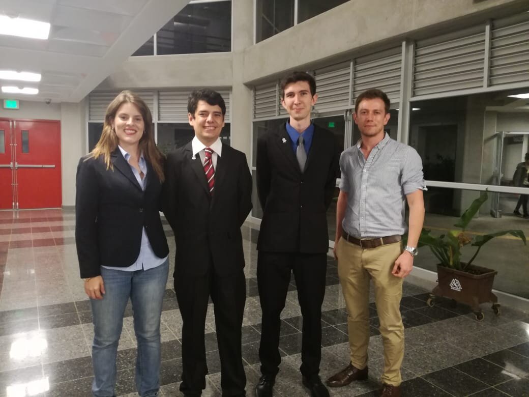 El equipo de tesis junto a los profesores guía Mariela Rojas y Fernando Salas