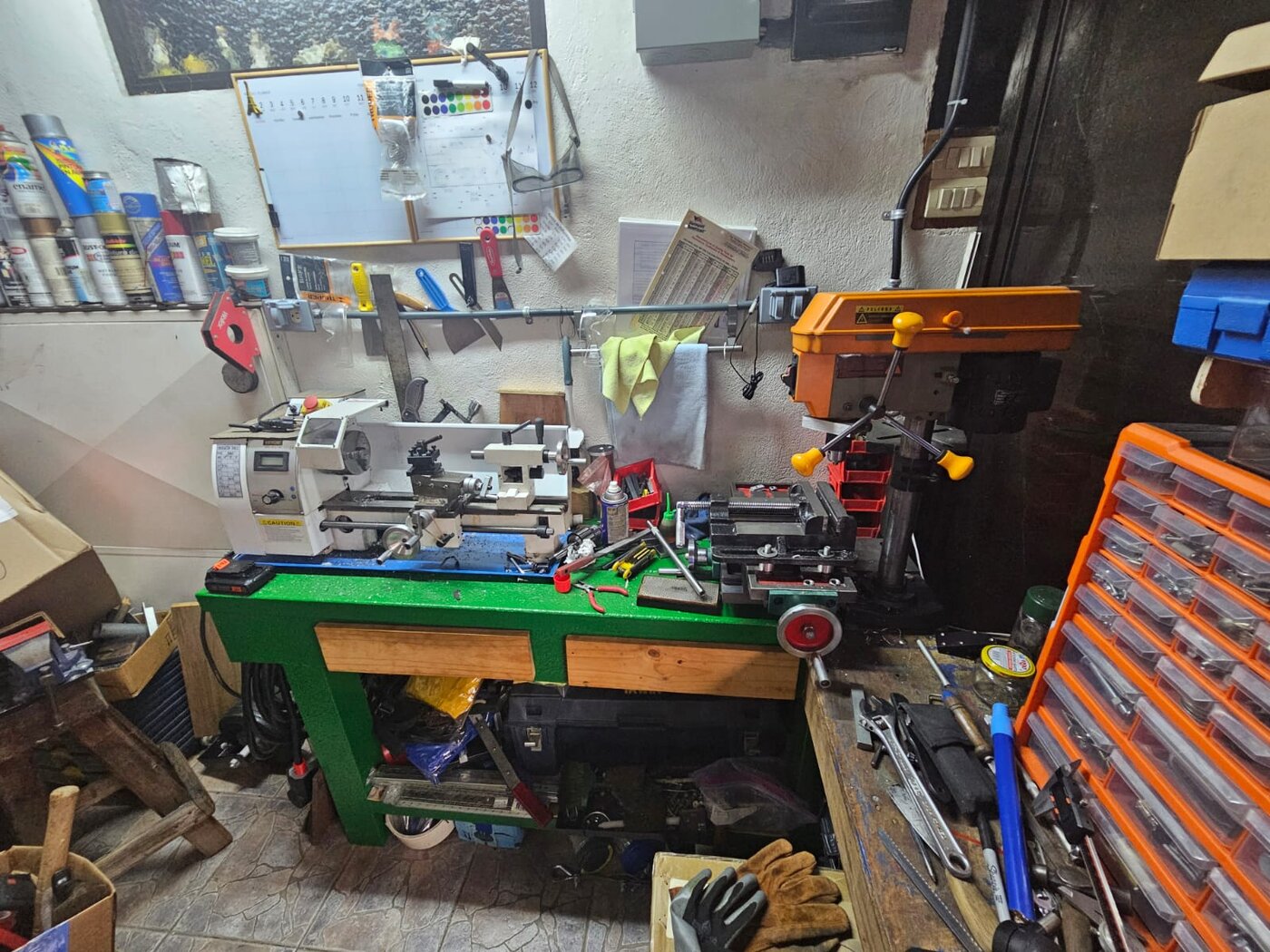Banco de trabajo construido, con el torno y el taladro de banco montados